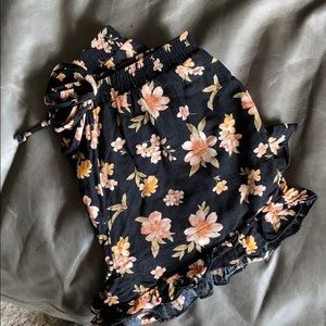 American Eagle black floral flowy shorts!